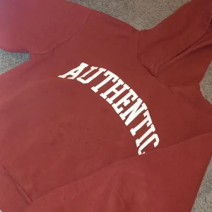 Hoodie  - Fin röd hoodie. Köpt för 200 men sälger för 50 för att det är lute fläckar på den💗