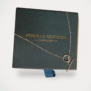 Halsband från Pernille Corydon.  Storlek: Medium Material: Silver Nypris: 1200 SEK Använd, men utan anmärkning.  Kommentar från säljaren: Kommer med liten dustbag