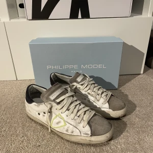 Philippe Model skor - Säljer ett par Philippe Model skor som är i storlek 41. Philippe Model är stora i storleken så sitter 1 storlek större! Box medkommer till skorna! Hör gärna av dig om du har frågor!