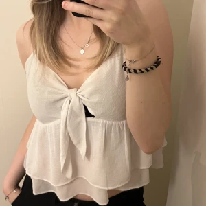 Vit blus🤍 - Säljer min fina vita topp, i fint skick🤍
