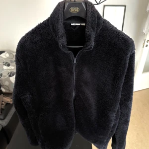 Fleecejacka - Svart - Storlek L - Bra skick inga hål eller slitningar på jackan. Nypris 599kr. Pm för mer bilder och info.