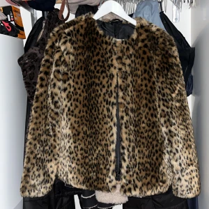 Pälsjacka i Leopard - Superfin pälsjacka i pälsimitation i storlek 40/M💞 Inga defekter! Och den är varm så funkar bra till nu till vintern ❄️