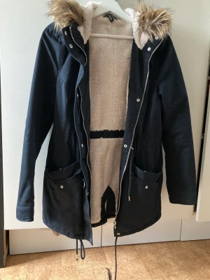 Parkas från H&M - Sparsamt använd och i bra skick.