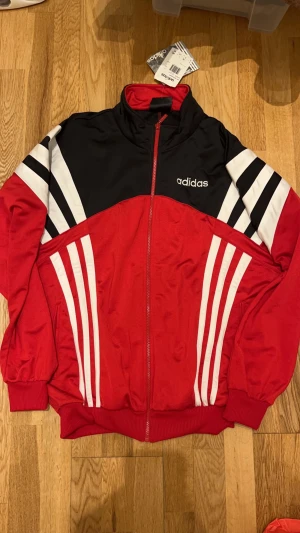 Retro tröja Adidas - Tröja från Adidas. Denna är aldrig använd och har några år på nacken! (se prislapp) Storlek L