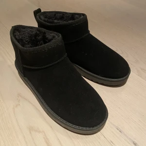 Uggs liknande skor - jättefina Uggs liknande med fluff inuti, helt nya, aldrig använda, strl 37. hör av dig vid frågor💕