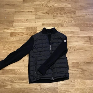 Moncler cardigan  - Säljer nu min jätte fina cardigan, den är i helt topp skick. Säljer då jag är i behov utav pengar! Skriv gärna vid fler frågor/funderingar🤙💯🍾. Fungerande qr kod och scann på märket funkar självklart. Priset är ej hugget i sten🍾🍾💯