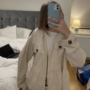 Kappa - Supersöt kappa från Zara, köpt längesen men använd ett fåtal gånger. Säljer då den tyvärr inte kommer till användning. 