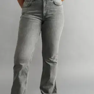 Säljer dessa jeans, superfina men tyvär för stora. Lite slitna längst ner men inget som märks tydligt. Egna bilder kan givetvis fås🥰