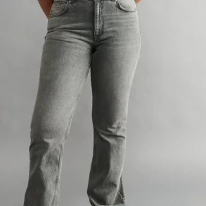 Gina flare - Säljer dessa jeans, superfina men tyvär för stora. Lite slitna längst ner men inget som märks tydligt. Egna bilder kan givetvis fås🥰