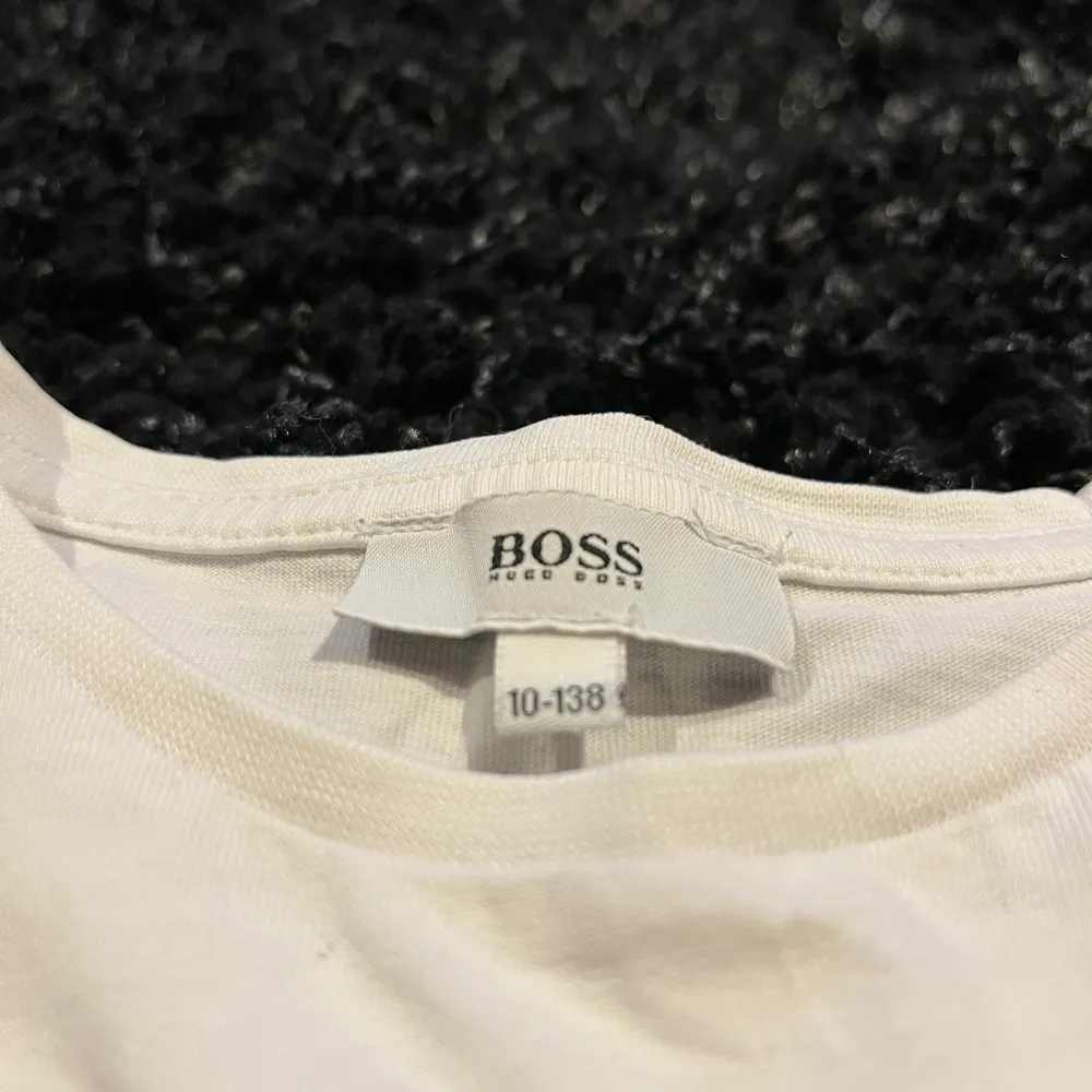 En nyskick Hugo boss tröja i storlek 138. Hör av er vid intresse. T-shirts.
