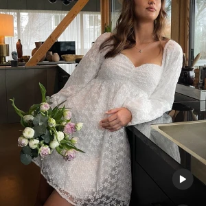 Klänning  - Säljer denna otroligt fina klänningen, perfekt till midsommar, eller en student.  Köpt på nakd och den finns bara kvar i större storlekar.  Detta är en storlek 40, jag köpte den för 549 kr. Men säljer den nu gör 400 kr. (Använd en gång) 