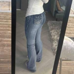 ett par bootcut jeans som jag inte använder💓innerbenslängd :75 cm                       Midja :64 cm