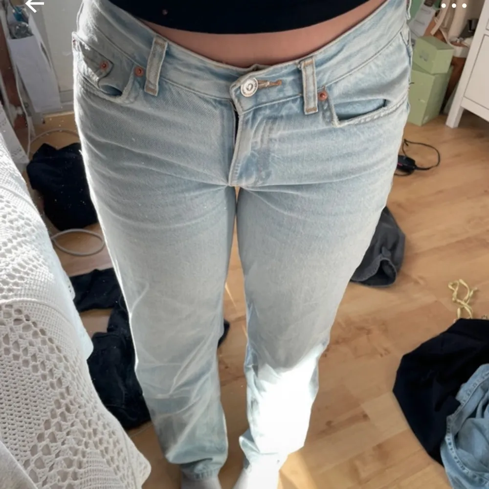 Säljer mina low straight jeans från Gina i storlek 32💕 inga defekter eller liknande 💕(lånade bilder men köpte från den säljaren så samma jeans) . Jeans & Byxor.