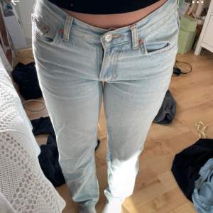 Säljer mina low straight jeans från Gina i storlek 32💕 inga defekter eller liknande 💕(lånade bilder men köpte från den säljaren så samma jeans) 