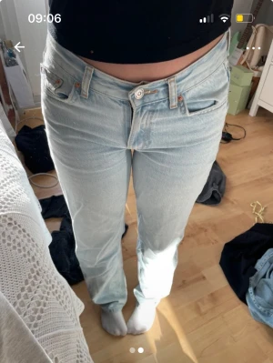 Ljusblåa jeans - Säljer mina low straight jeans från Gina i storlek 32💕 inga defekter eller liknande 💕(lånade bilder men köpte från den säljaren så samma jeans) 