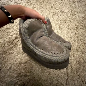 Mou boots - Intresserade koll på dessa sjuuukt balla mou skor!  Skorna är en väldigt unik shimrig färg och är i okej skick! Storlek 36/37🐺🐺(Tror det är 36,5) Nypris ca 3000💕💕🐺