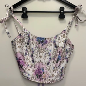 Coquette corset  - Jättesöt korsett, aldrig använd av mig men testad.   Den ligger ute på Vinted också för samma pris🩷  Katt finns i hemmet, försöker ta bort allt hår innan leverans 🐈‍⬛🩷!