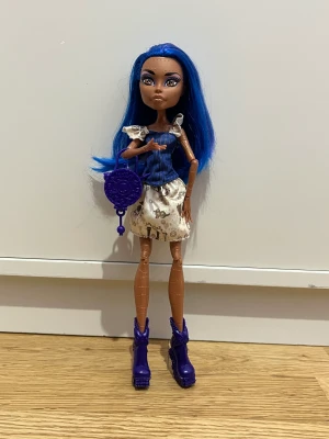 Monster high - Köparen står för frakten 120kr! Står inte slarv vid posten! 💗