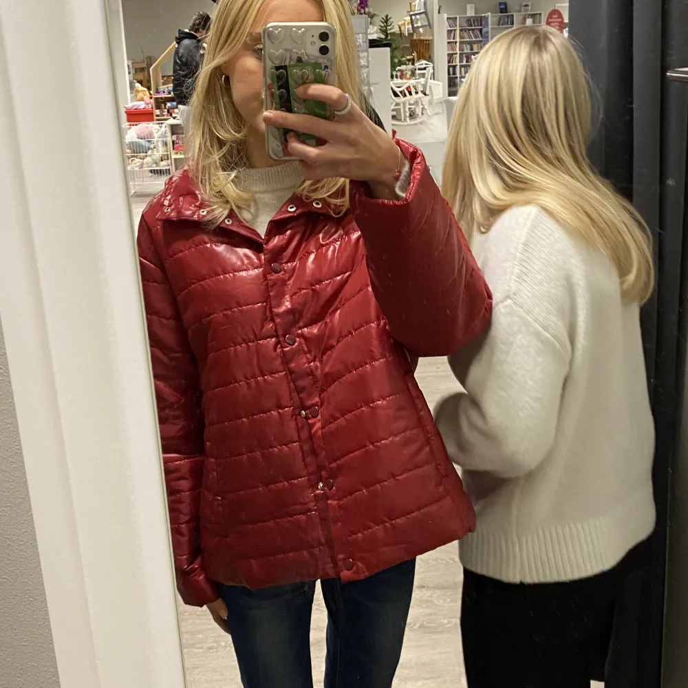 Så häftig röd jacka som är identisk med den populära Herno-jackan. Köpt secondhand utan lapp i, men helt utan skador/fläckar. . Takit.