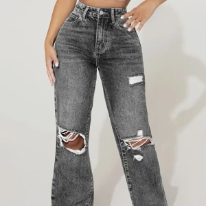 Raka ben jeans utskuren - Köpte den men den var för liten för mina lår så kunde inte använda den, väldigt fin, tyget är väldigt bra och sann till bilden 