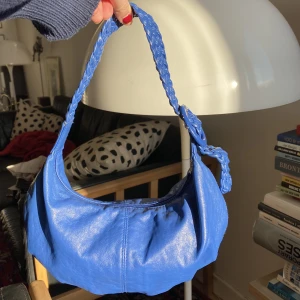Blå fin väska💙 - Säljer denna supersöta blåa väska! Använd men i fint skick!🩷🩷