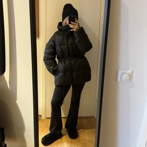 Vinterjacka - Säljer min vinterjacka som jag köpte förra vintern. Från Lindex och storlek S. Väldigt bra skick. Köparen står för frakten 😇😊🥰