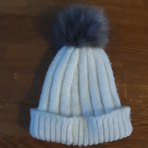 Mössa - Vit stickad mössa. 