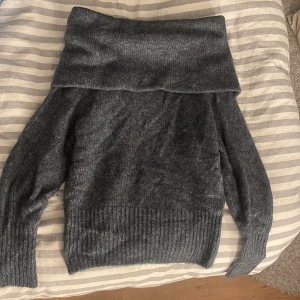 Off shoulder tröja  - Använd Max 5 gånger, nypris 299