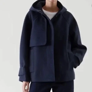 Coskappa SE NY ANNONS I MIN PROFIL - Hej! Jag säljer en mörkblå kappa från COS i storlek M.💖 skickas med post💌