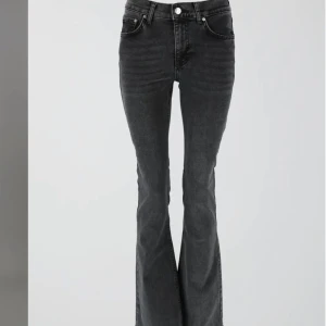 Gråa bootcut jeans - Säljer mina jeans pågrund av att dem inte kommer till andväning,dem är storlek 36 och midwaist.Skriv för flera bilder och funderingar💕💕köptes för 499