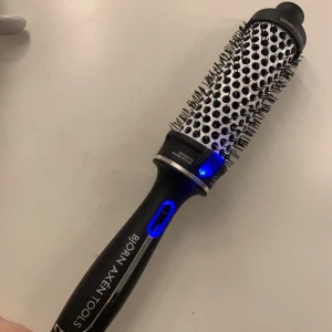Björn Axén Värmeborste  - Värmeborste från Björn Axén💖 Har bara testat den men den kommer inte till användning🩷