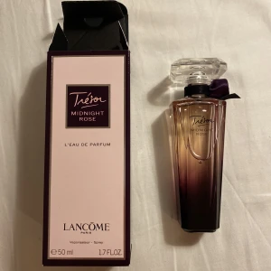 Midnight rose lancome - Säljer midnight rose av Lancome i storlek 50ml, ungefär 95% kvar av innehållet! 🤍