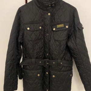 Barbour jacka - Tjena, nu säljer jag rn svart Barbour jacka. Bra skick. Ställ görna fråger. 😊