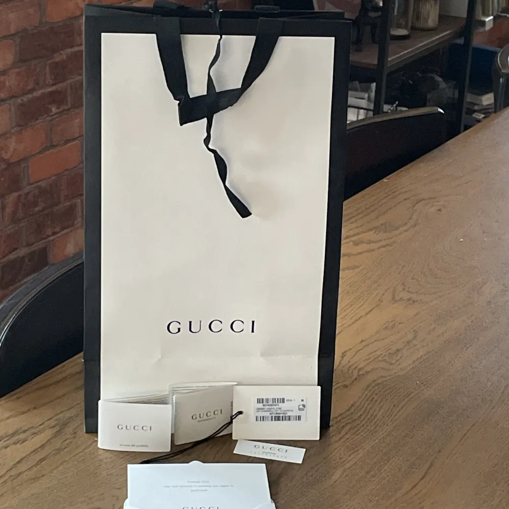 Gucci keeps med två tigrar, aldrig använd och med köpet får ni kvittot och COA, och även påsen skulle det önskas.   Storlek M (58 cm) . Accessoarer.