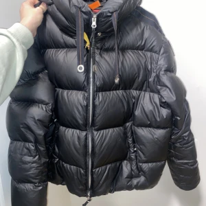 Parajumper Storlek S - Säljer min Parajumper. Köpt på Thernlunds i Nacka forum, vinter 2022. Fel fri förutom ett pyttelitet hål som jag tejpat och det märks inte av ett dugg. Annars fel fri och kort modell, sitter super snyggt och passar Dam storlek S. (Nypris ca 9000kr) 