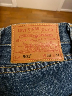 Levi's 501 - Levi's 501 W38 L34 i bra skick. Köpta för 1099kr säljs för 300kr. Priset kan diskuteras.