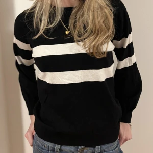 Tröja - Fin tröja i jätteskönt material!!💗Älskar denna tröja men säljer för att jag har för många!! Den är i jättebra skick och har inga defekter!!💕❤️❤️