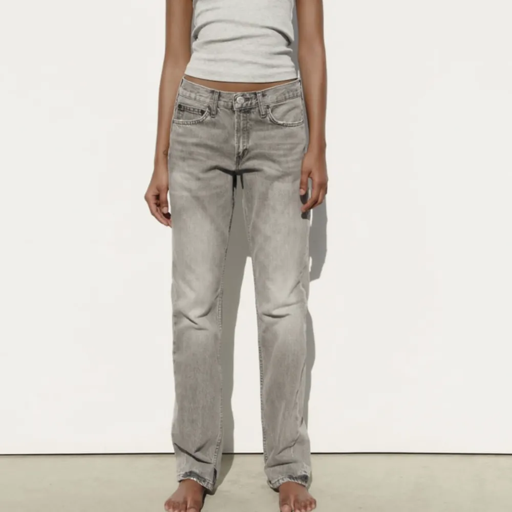 Super snygga grå jeans från zara i fint skick!! Hör av dig vid funderingar😃 Passa på nu under plicks yellow week med gratis frakt!!. Jeans & Byxor.