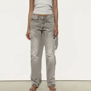 Super snygga grå jeans från zara i fint skick!! Hör av dig vid funderingar😃 Passa på nu under plicks yellow week med gratis frakt!!