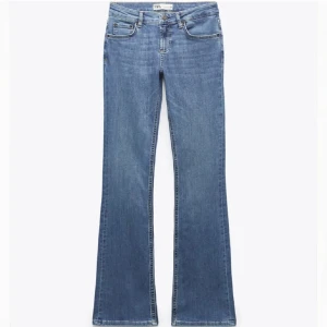 Low waist bootcut jeans Zara - Säljer Zara-jeans eftersom de är för stora för mig och därav inte används. De är i fint skick, förutom ett litet märke vid knäet. stretchiga och passar därför fler storlekar. GRATIS FRAKT TILL 27/11! Skriv gärna för fler bilder, prisförslag eller frågor!💕