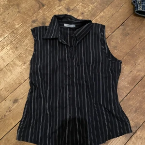 Skjorta utan ärmar - Söt skjorta/blus. Står XL men skulle mer säga M/L