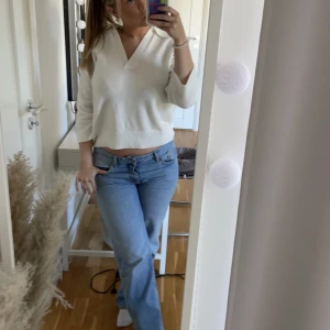 Vit stickad t-shirt - Jag säljer min vita stickad t-shirt från hm då den inte kommer till användning. Tröjan är i fint skick och bara använd några fåtal gånger!