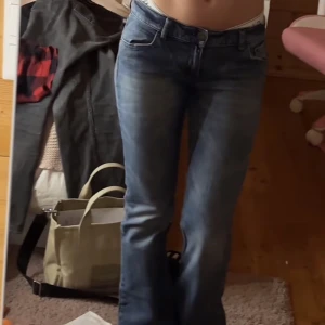 Acne studios lowrise jeans  - Acne Studios jeans i en straight leg modell i st. 30/32 vilket motsvarar S passar bra i längden på mig som är 167 och bär oftast 36/38 köpta för 3300, hör av dig vid fler bilder elr frågor💕 KÖP DIREKT FÖR: 299🤩