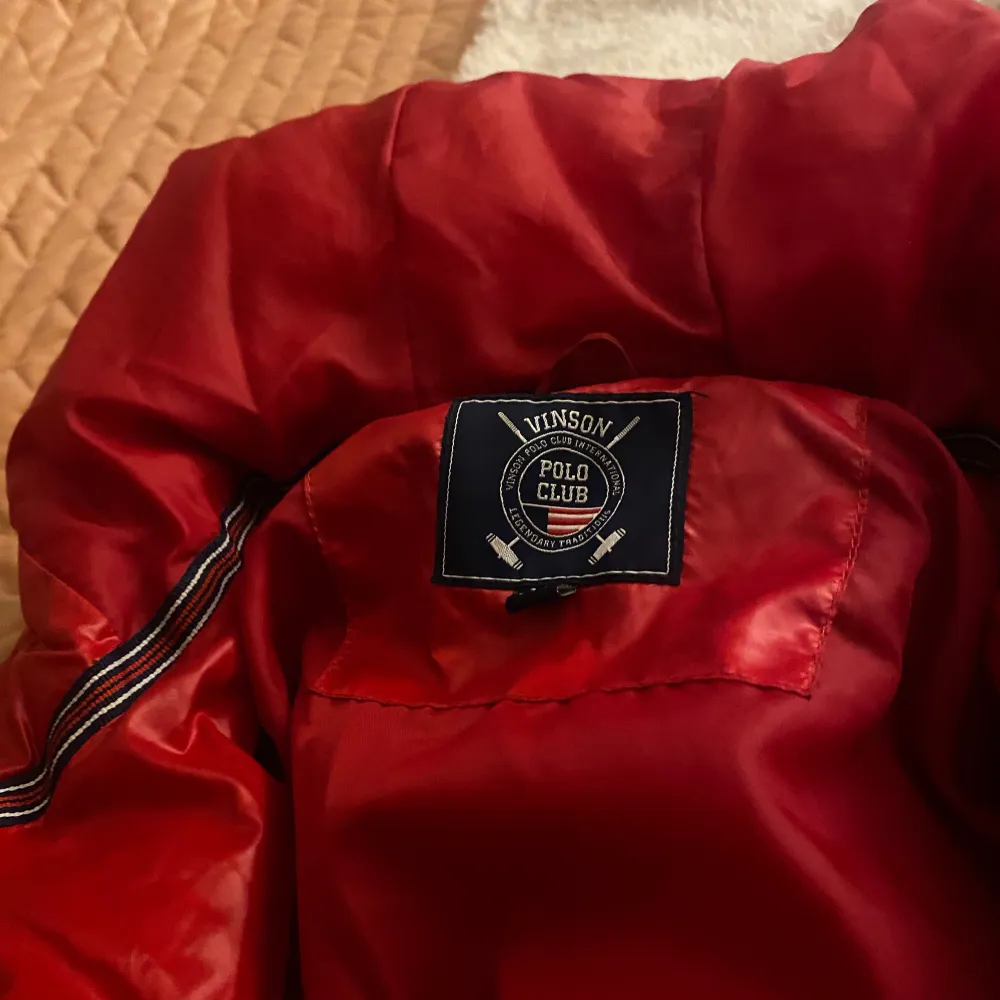 Säljer min röda Vinson polo club jacka då den inte kommer till användning längre, jätte bra i storleken och värmer super❤️ Originalpris är runt 1000-1200😊 köparen står för frakt!. Jackor.