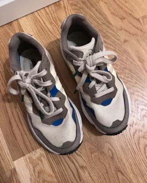 Sneakers från Adidas - Sneakers från Adidas  Storlek 36  