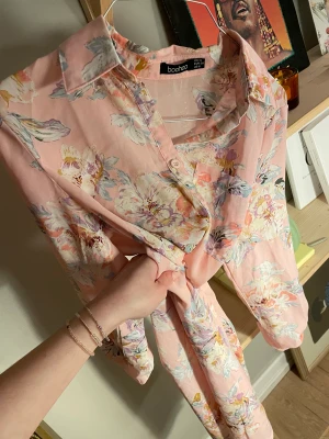 Sommarklänning  - Fin sommarklänning i bra skick från Boohoo. Finns band i midjan och skitsnygg att flyffa till upptill 