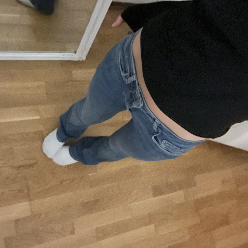 Jeans från zara nästan oanvända bootcut, säljs inte längre , pris kan diskuteras💗 . Jeans & Byxor.