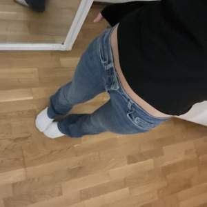 Jeans från zara nästan oanvända bootcut, säljs inte längre , pris kan diskuteras💗 