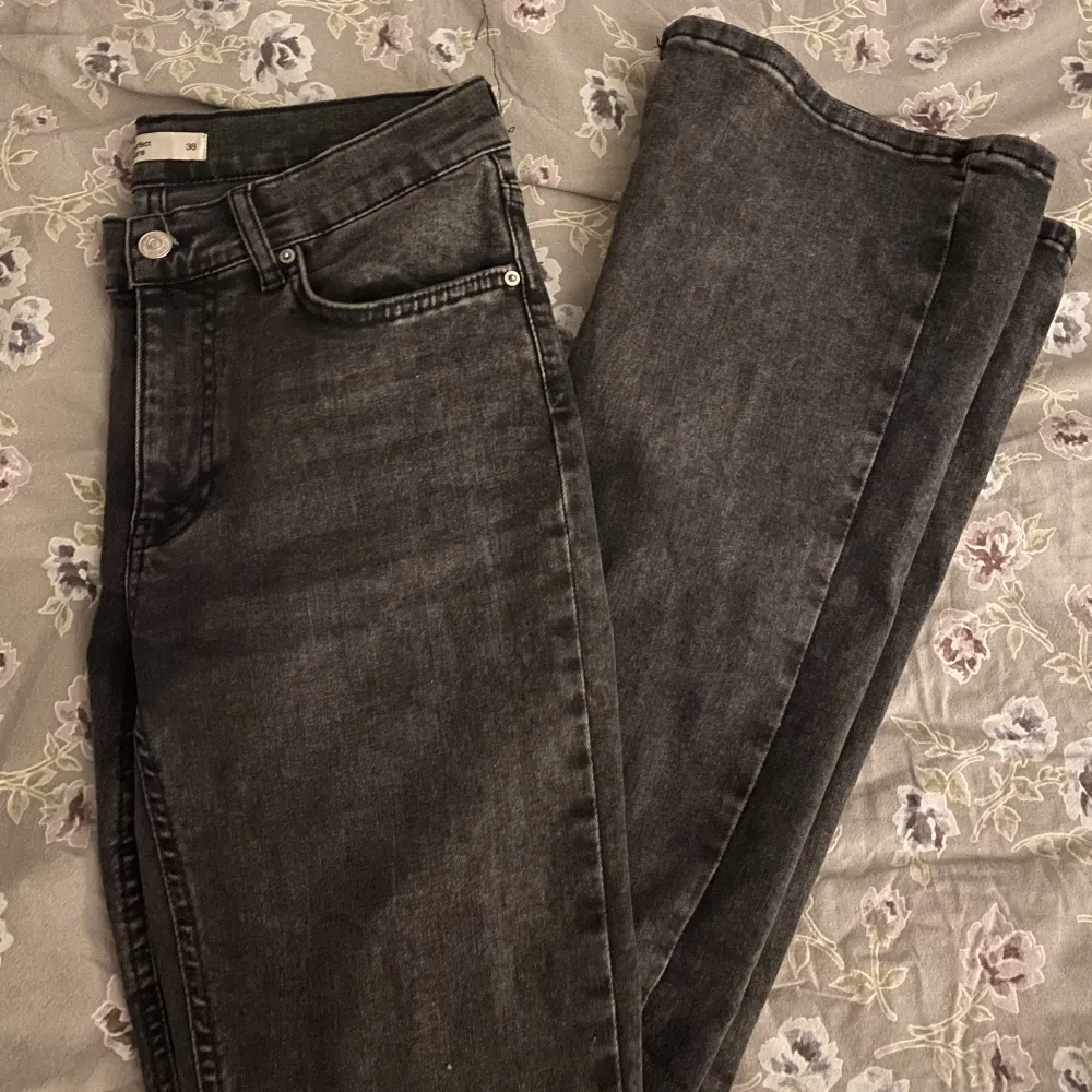 Säljer ett par bootcut jeans från Gina som tyvärr är för stora 💞använda få gånger därav priset! Nypris 500. Jeans & Byxor.