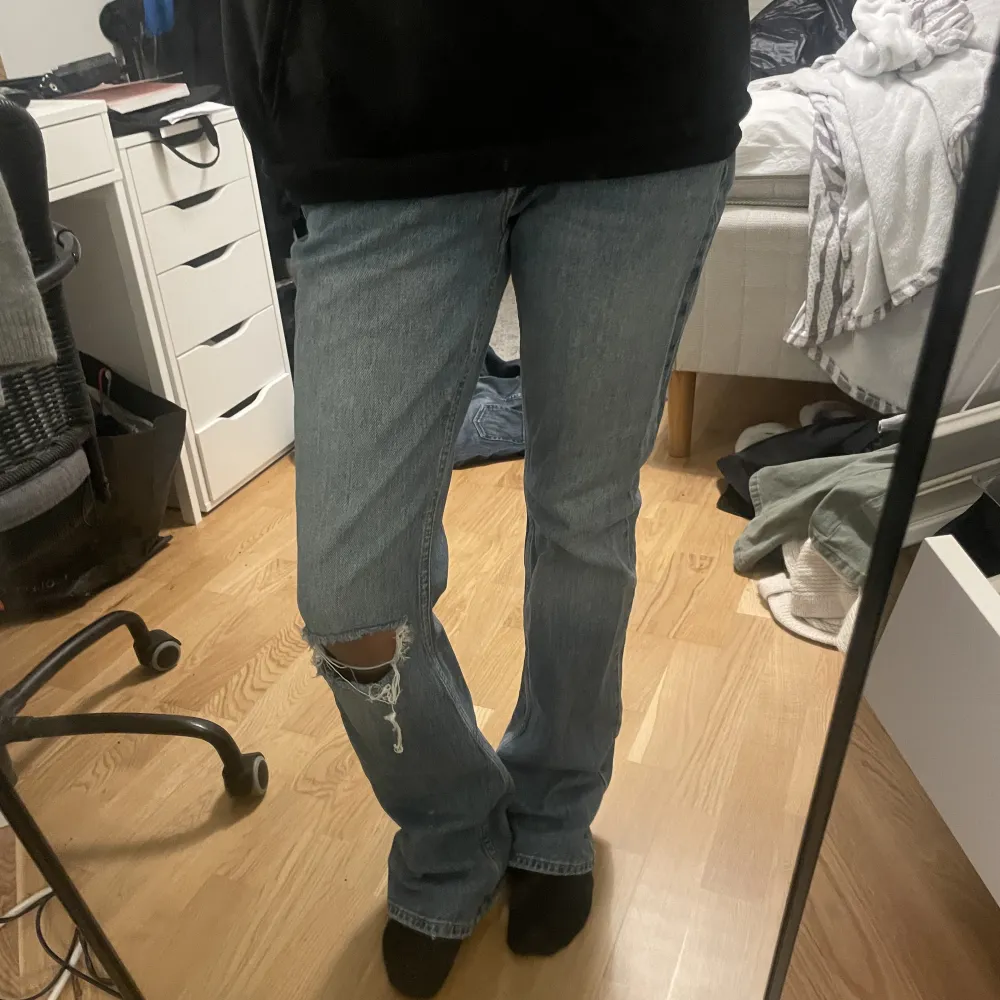 Super snygga jeans med hål. Medelhög midja. Bra skick! Från Gina tricot. Storlek 38 men ganska små i storleken.. Jeans & Byxor.